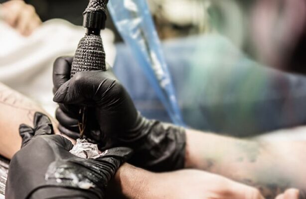 professional-artist-doing-tattoo-on-woman-arm-insi-2022-01-27-22-45-27-utc